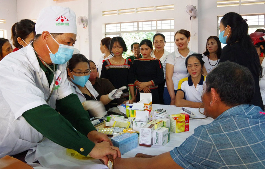 Bộ đội Biên phòng tỉnh khám bệnh, cấp thuốc cho người dân. Ảnh: V.H Bộ đội Biên phòng tỉnh khám bệnh, cấp thuốc cho người dân. Ảnh: V.H