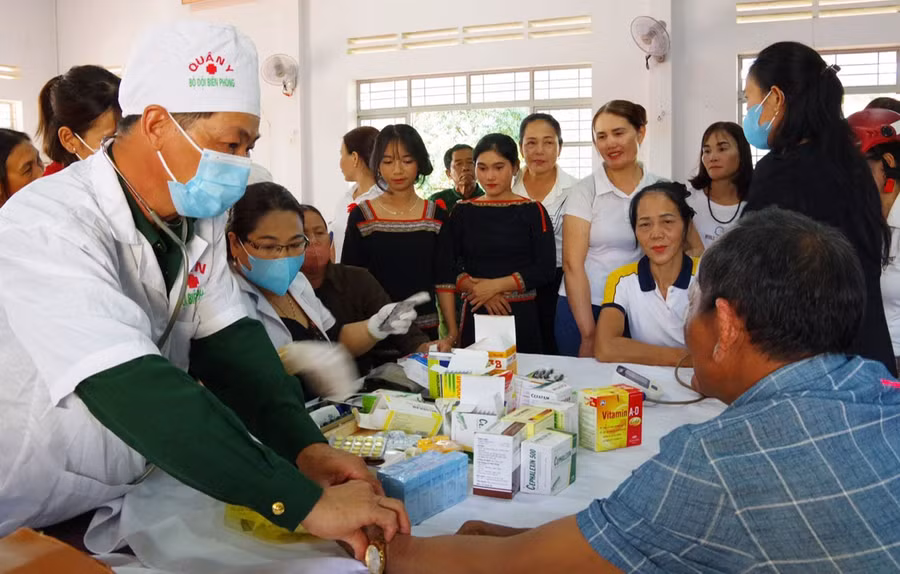 Bộ đội Biên phòng tỉnh khám bệnh, cấp thuốc cho người dân. Ảnh: V.H