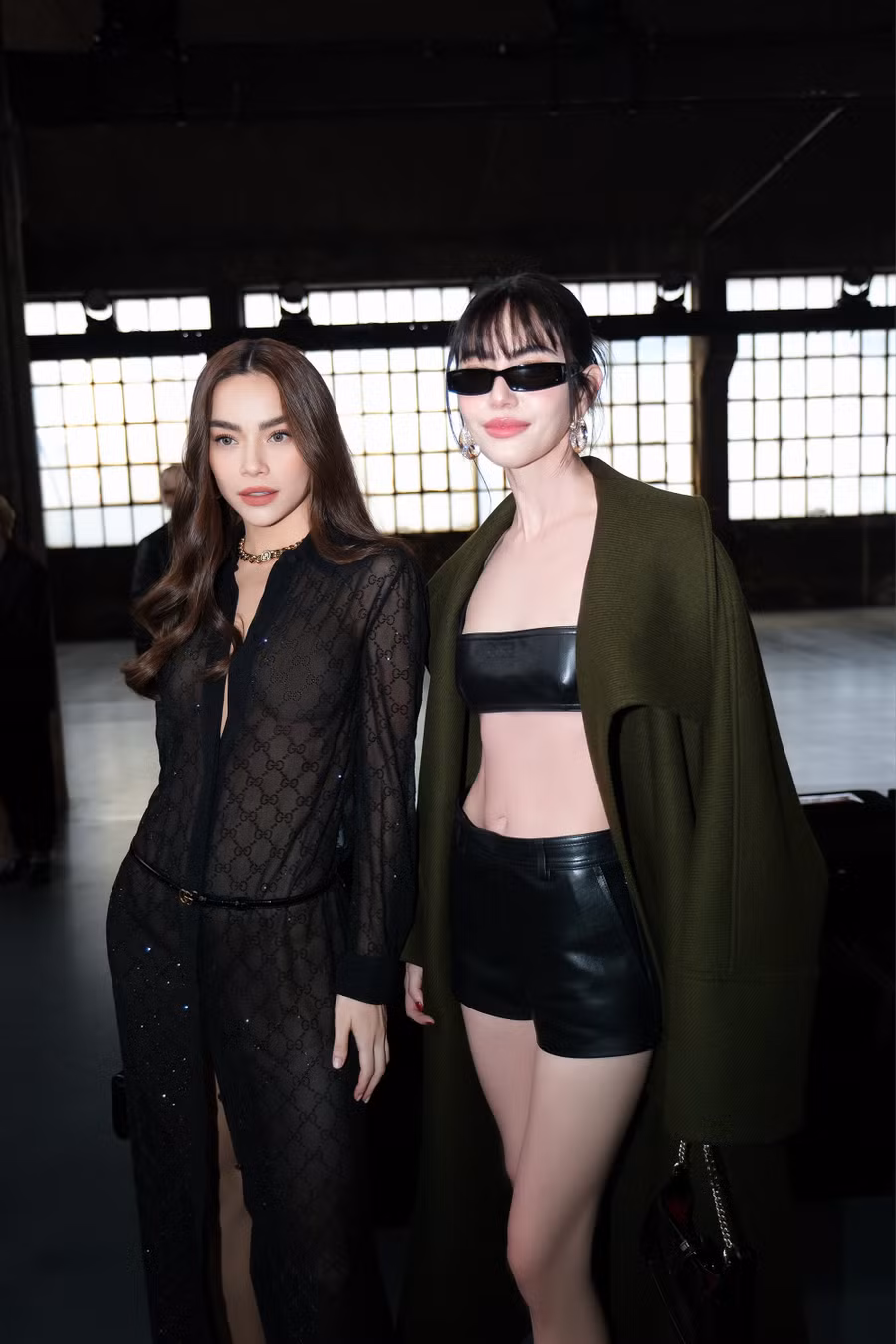 Hà Hồ còn hào hứng khi hội ngộ "ma nữ đẹp nhất Thái Lan" Mai Davika. Được biết, cả hai từng nhiều lần gặp nhau tại những sự kiện thời trang quốc tế