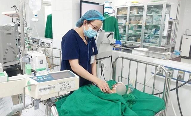 Trẻ bị nhiễm độc chì đang được được điều trị tại Bệnh viện Sản nhi Nghệ An Trẻ bị nhiễm độc chì đang được được điều trị tại Bệnh viện Sản nhi Nghệ An