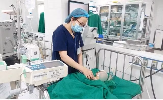 Trẻ bị nhiễm độc chì đang được được điều trị tại Bệnh viện Sản nhi Nghệ An