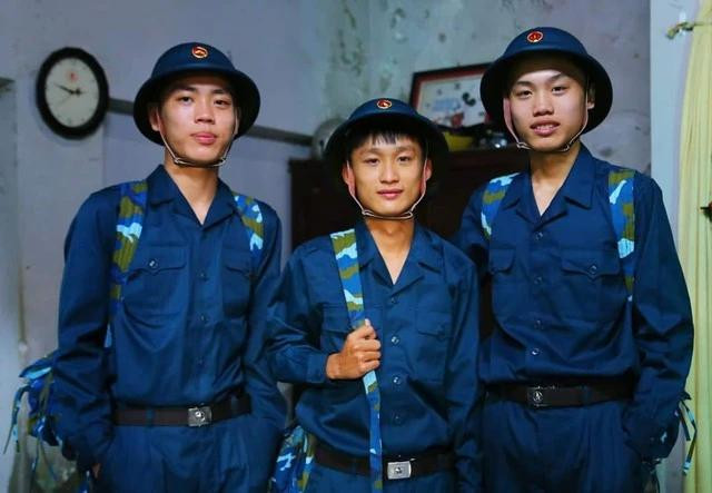 Tân binh Hiền Phúc, Hiền Nhân và Hiền Nhơn (từ trái sang) nhập ngũ vào cùng đơn vị của Sư đoàn Không quân 372