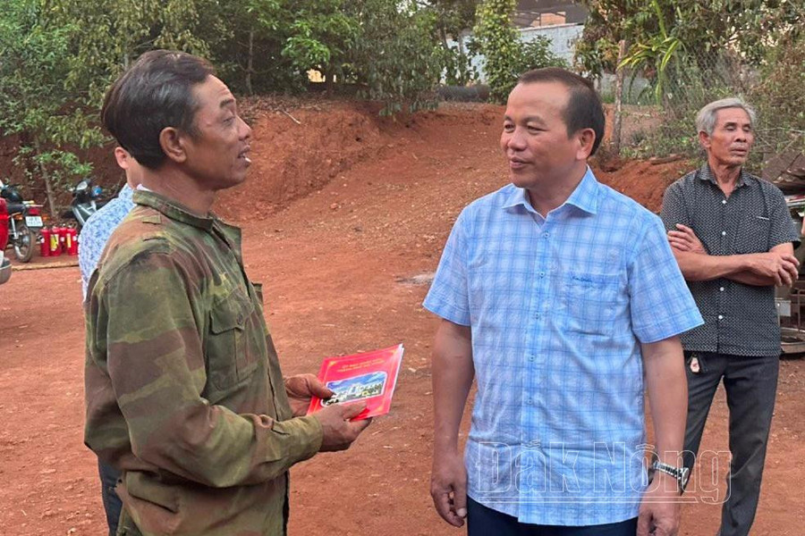 Ông Đỗ Tấn Sương, Chủ tịch UBND TP. Gia Nghĩa đến thăm hỏi, động viên gia đình ông Toản.