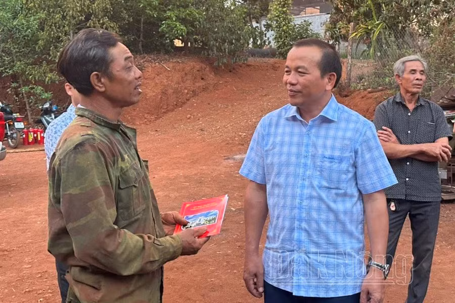 Ông Đỗ Tấn Sương, Chủ tịch UBND TP. Gia Nghĩa đến thăm hỏi, động viên gia đình ông Toản.