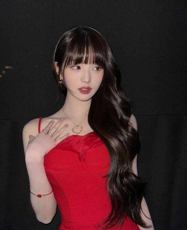 &quot;Búp bê sống&quot; của làng nhạc xứ Hàn không chỉ có chiều cao vượt trội 1,73m mà còn khiến công chúng phát cuồng với ngoại hình thanh tú, sắc vóc ngọc ngà và gu thời trang đỉnh miễn bàn. Ở độ tuổi 20, Jang Won Young đã có vinh dự trở thành đại sứ thương hiệu cho nhiều hãng thời trang danh tiếng