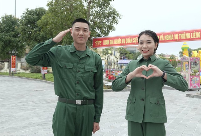 Hai chị em ruột Phạm Thị Thảo và Phạm Minh Quân (ở Yên Mô, Ninh Bình) quyết tâm lên đường bảo vệ Tổ quốc đầu xuân 2024. Ảnh: Nguyễn Minh Hai chị em ruột Phạm Thị Thảo và Phạm Minh Quân (ở Yên Mô, Ninh Bình) quyết tâm lên đường bảo vệ Tổ quốc đầu xuân 2024. Ảnh: Nguyễn Minh