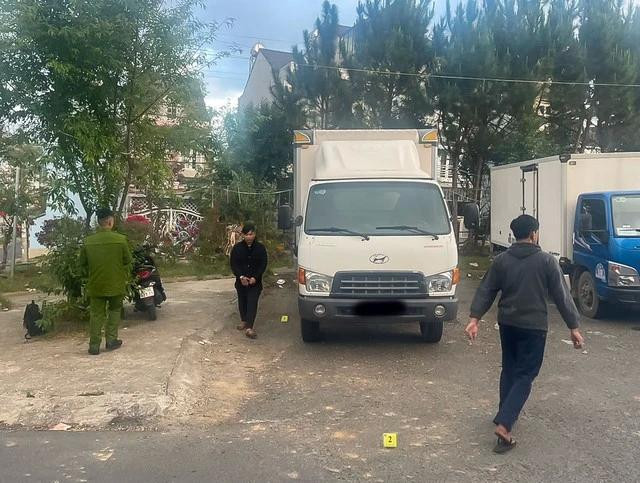 Đưa nghi phạm đến dựng lại hiện trường vụ trộm bình ắc quy Đưa nghi phạm đến dựng lại hiện trường vụ trộm bình ắc quy