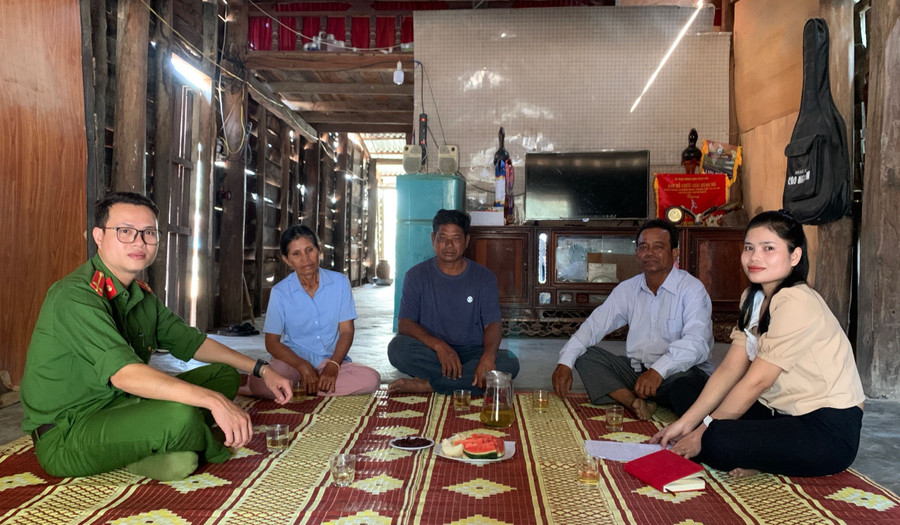 Cán bộ Công an thăm hỏi, động viên chị Siu H’Hoa (bìa phải) trước ngày lên đường nhập ngũ. Ảnh: R.H Cán bộ Công an thăm hỏi, động viên chị Siu H’Hoa (bìa phải) trước ngày lên đường nhập ngũ. Ảnh: R.H