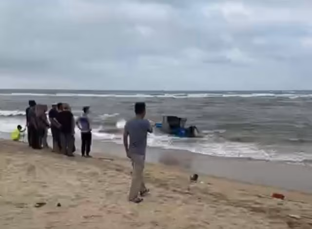 Chiếc tàu cá chở 8 người gặp nạn khi vào cửa biển Thuận An làm một người mất tích.