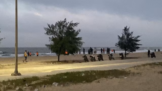 Tìm kiếm sinh viên mất tích trên biển.