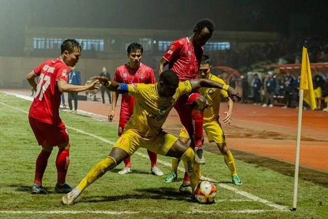 CLB Thanh Hóa (áo vàng) giành chiến thắng nghẹt thở trước CLB Hải Phòng CLB Thanh Hóa (áo vàng) giành chiến thắng nghẹt thở trước CLB Hải Phòng