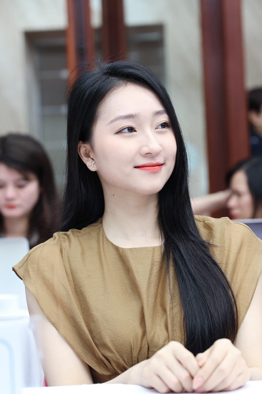 Người đẹp Kim Trà My từng tham gia cuộc thi Hoa hậu Việt Nam 2020 và lọt Top 5 Người đẹp Thể thao, Top 5 Người đẹp được yêu thích nhất. Hiện tại, cô theo học thạc sĩ ngành Kinh tế của Đại học Công Đoàn.