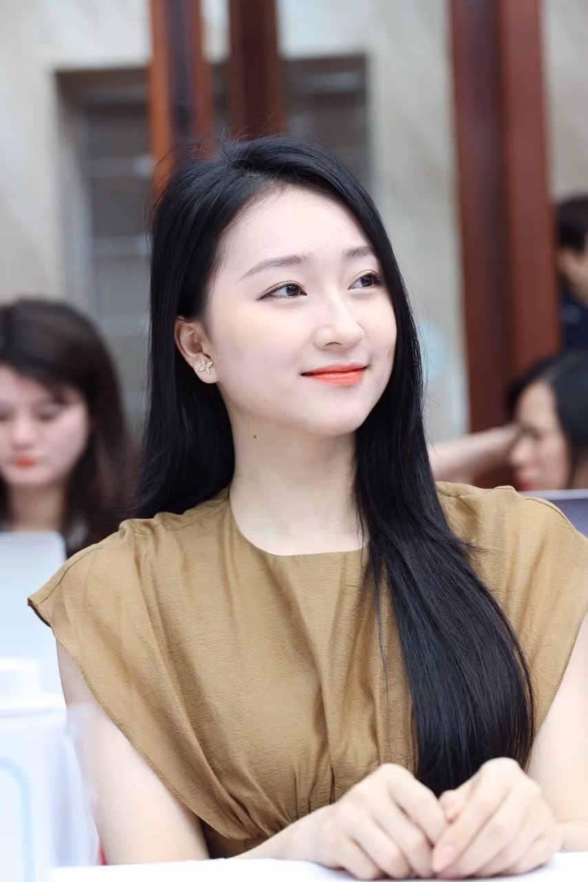 Người đẹp Kim Trà My từng tham gia cuộc thi Hoa hậu Việt Nam 2020 và lọt Top 5 Người đẹp Thể thao, Top 5 Người đẹp được yêu thích nhất. Hiện tại, cô theo học thạc sĩ ngành Kinh tế của Đại học Công Đoàn.