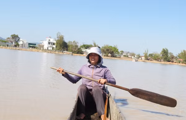 Chị H’Hoa quyết giữ gìn chiếc thuyền độc mộc mà cha mình truyền lại.