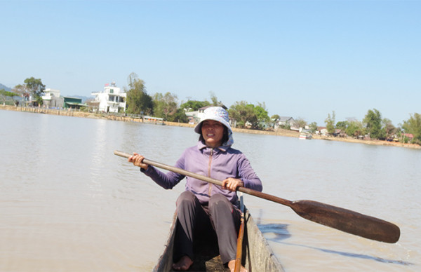 Chị H’Hoa quyết giữ gìn chiếc thuyền độc mộc mà cha mình truyền lại. Chị H’Hoa quyết giữ gìn chiếc thuyền độc mộc mà cha mình truyền lại.