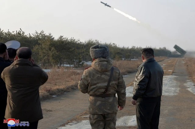 Nhà lãnh đạo Kim Jong-un của Triều Tiên chứng kiến vụ thử tên lửa đất đối hạm mới vào ngày 15-2. Ảnh REUTERS