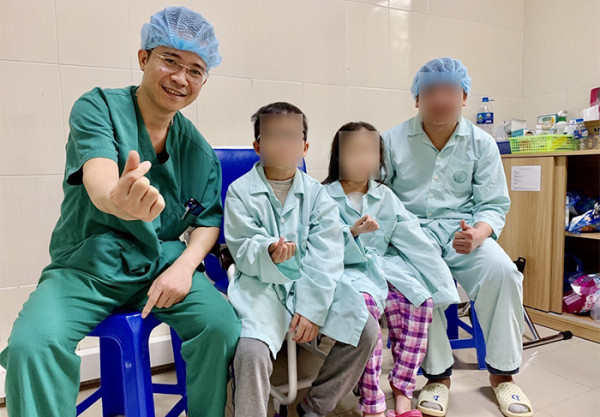 Bác sĩ Phạm Tiến Quân và gia đình hai anh em ruột được ghép tim. Bác sĩ Phạm Tiến Quân và gia đình hai anh em ruột được ghép tim.