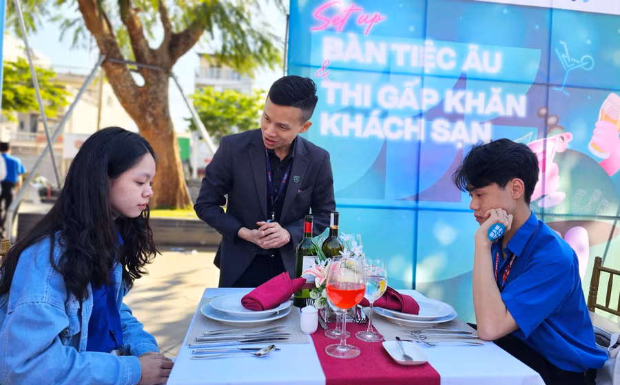Các em học sinh tham gia hoạt động trải nghiệm trang trí bàn tiệc Âu của Khoa Du lịch, Trường Đại học Văn Lang. Ảnh: M.N