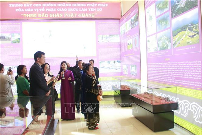 Đại biểu và du khách tham quan khu trưng bày &quot;Con đường Hoằng dương Phật pháp của các vị tổ Phật giáo Trúc Lâm Yên Tử&quot;.