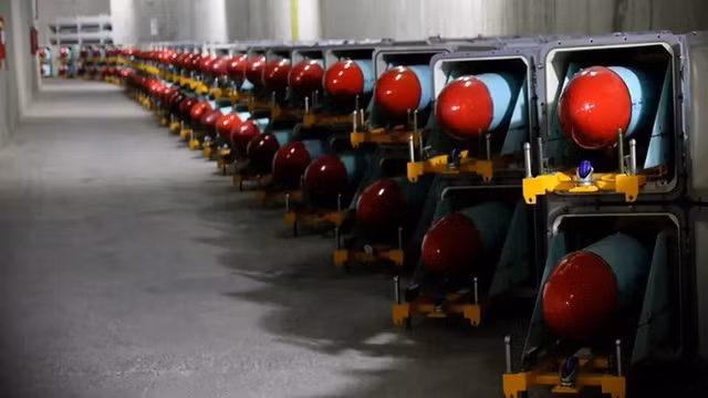 Tên lửa Iran dưới lòng đất tại một địa điểm không được tiết lộ ở Iran hồi năm 2021. Ảnh: Reuters