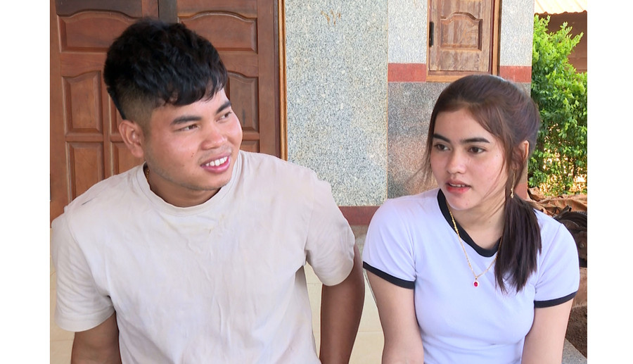 Anh Kpa Sinh (Việt kiều Canada) kết duyên cùng chị Siu H’Nguy (làng Plei Tao, xã Ia Phang, huyện Chư Pưh). Ảnh: L.A Anh Kpa Sinh (Việt kiều Canada) kết duyên cùng chị Siu H’Nguy (làng Plei Tao, xã Ia Phang, huyện Chư Pưh). Ảnh: L.A