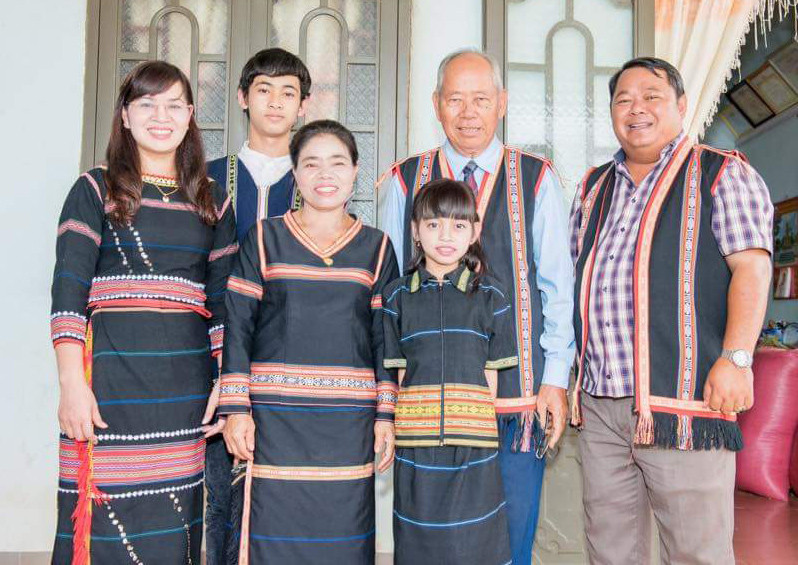 Ông Krung Dăm Veo hạnh phúc bên con cháu (ảnh gia đình cung cấp). Ông Krung Dăm Veo hạnh phúc bên con cháu (ảnh gia đình cung cấp).