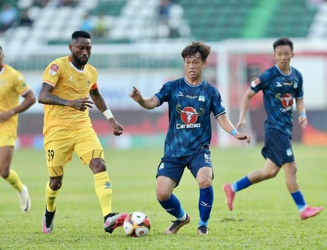 HAGL (áo xanh) vẫn đứng chót bảng xếp hạng V-League