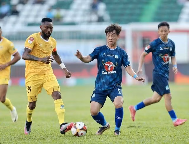 HAGL (áo xanh) vẫn đứng chót bảng xếp hạng V-League