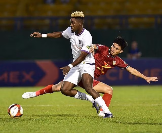 CLB Bình Dương (áo trắng) săn hụt ngôi đầu của đội Nam Định