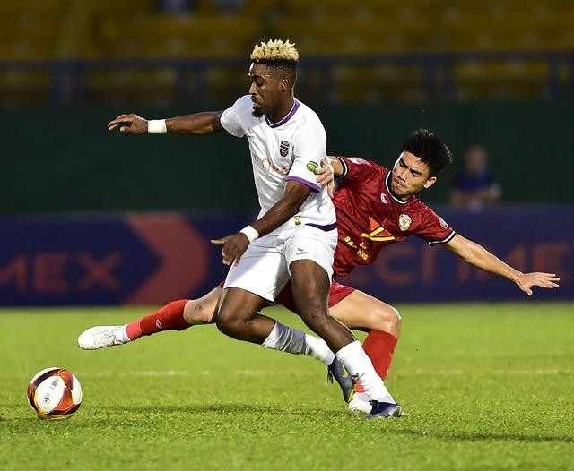 CLB Bình Dương (áo trắng) săn hụt ngôi đầu của đội Nam Định CLB Bình Dương (áo trắng) săn hụt ngôi đầu của đội Nam Định