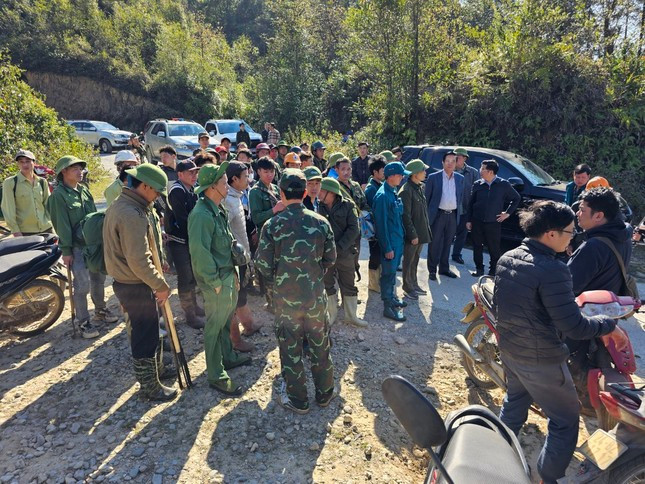 Lực lượng dân quân tại các phường được huy động đến tăng cường chữa cháy tại các điểm cháy ở Vườn Quốc gia Hoàng Liên. Lực lượng dân quân tại các phường được huy động đến tăng cường chữa cháy tại các điểm cháy ở Vườn Quốc gia Hoàng Liên.