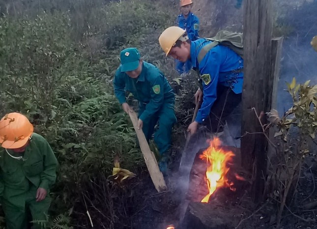 Lực lượng dân quân tiến hành dập tắt với những đốm lửa có nguy cơ bùng phát. Lực lượng dân quân tiến hành dập tắt với những đốm lửa có nguy cơ bùng phát.