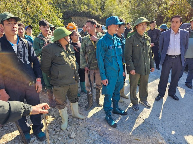 Bí thư Thị ủy Sa Pa căn dặn lực lượng tăng cường cần tuyệt đối đảm bảo an toàn. Bí thư Thị ủy Sa Pa căn dặn lực lượng tăng cường cần tuyệt đối đảm bảo an toàn.
