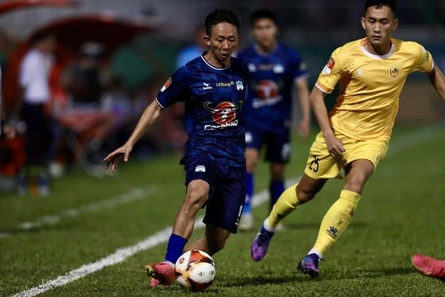 Cơ hội trụ hạng vẫn còn nguyên với HAGL (áo xanh)