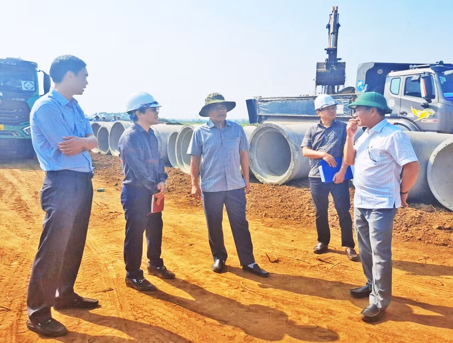 Bí thư Tỉnh ủy Hồ Văn Niên (đứng giữa) khảo sát Dự án kinh tế Đông Tây. Ảnh: N.Đ