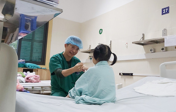 Bé gái 7 tuổi bình phục ngoạn mục sau quá trình hậu phẫu đầy khó khăn. Bé gái 7 tuổi bình phục ngoạn mục sau quá trình hậu phẫu đầy khó khăn.