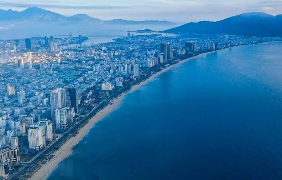 Bãi biển Mỹ Khê. (Ảnh: Trần Lê Lâm/TTXVN)