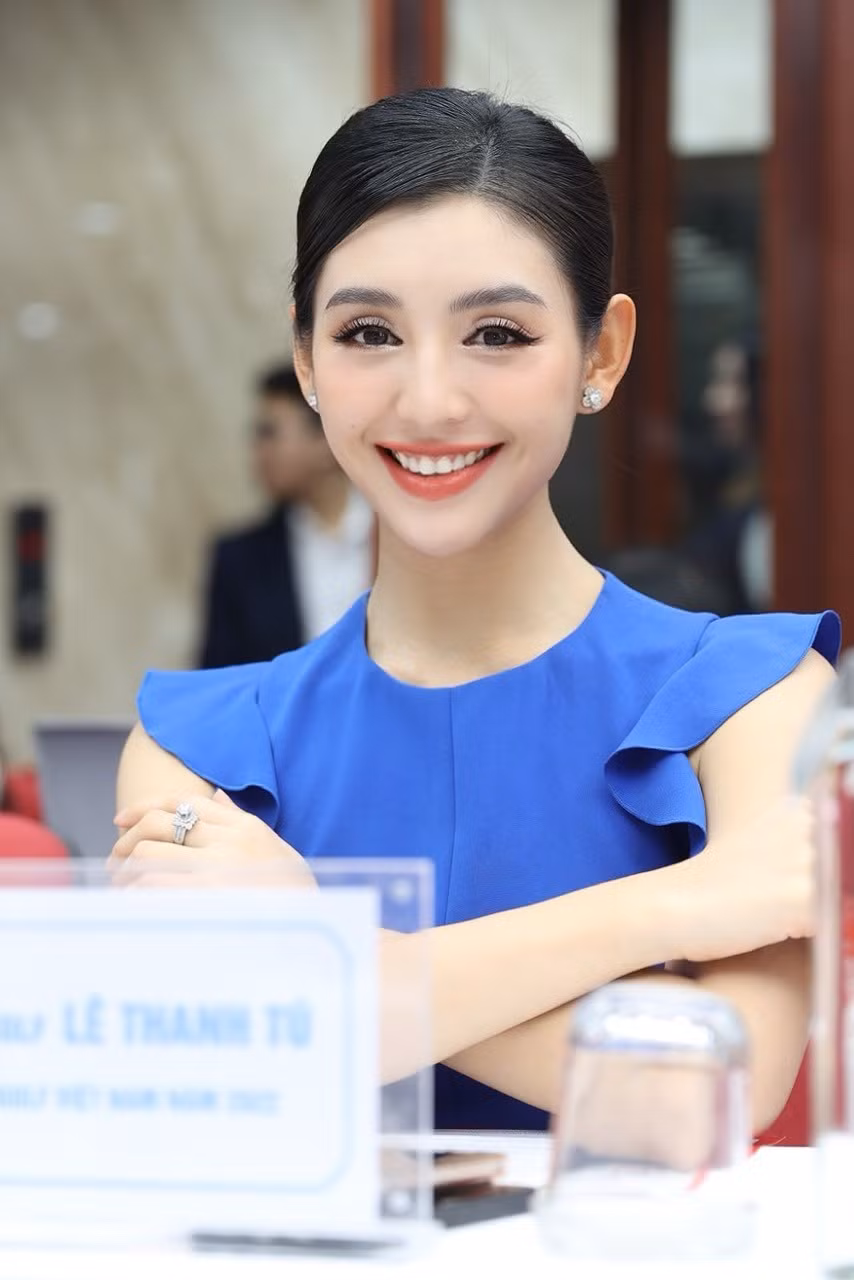 Cũng có mặt tại buổi họp báo, người đẹp Áo dài Hoa hậu Việt Nam 2018 Lê Thanh Tú nói cô vui và tự hào khi đất nước có nhiều tài năng trẻ.