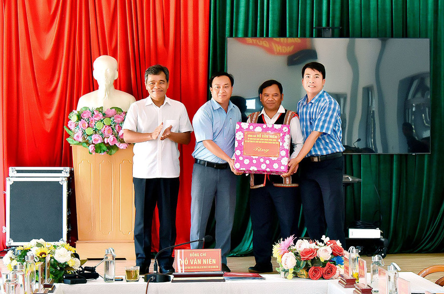 Ủy viên Ban Chấp hành Trung ương Đảng, Bí thư Tỉnh ủy, Chủ tịch HĐND tỉnh Hồ Văn Niên tặng quà cho Đảng ủy xã Đak Sơ Mei. Ảnh: Đ.T Ủy viên Ban Chấp hành Trung ương Đảng, Bí thư Tỉnh ủy, Chủ tịch HĐND tỉnh Hồ Văn Niên tặng quà cho Đảng ủy xã Đak Sơ Mei. Ảnh: Đ.T