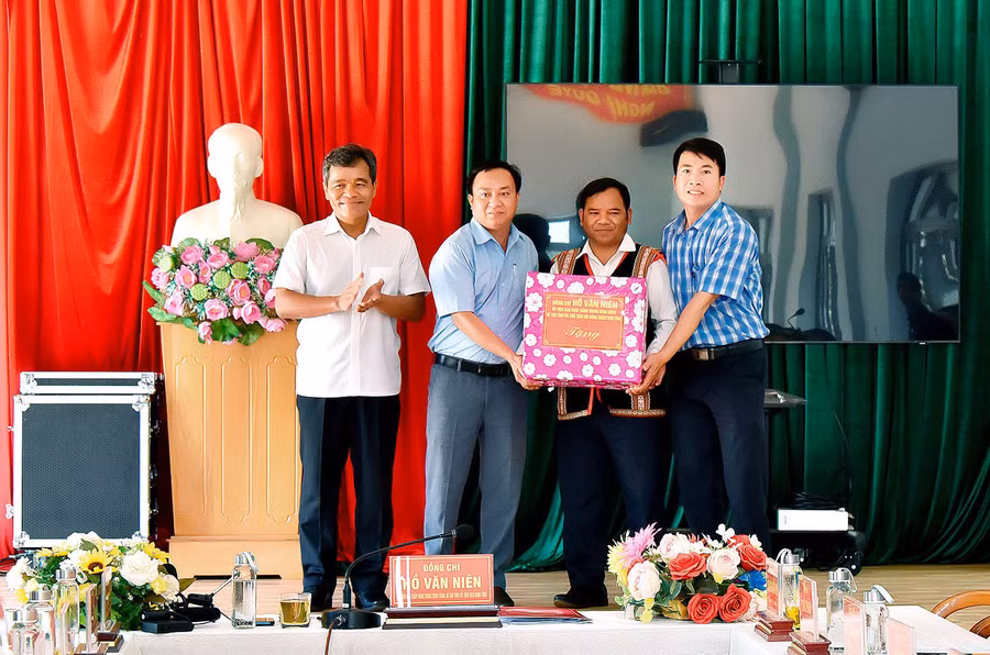 Ủy viên Ban Chấp hành Trung ương Đảng, Bí thư Tỉnh ủy, Chủ tịch HĐND tỉnh Hồ Văn Niên tặng quà cho Đảng ủy xã Đak Sơ Mei. Ảnh: Đ.T