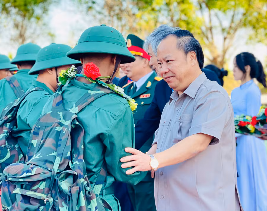 Phó Bí thư Thường trực Tỉnh ủy, Trưởng Đoàn đại biểu Quốc hội tỉnh Châu Ngọc Tuấn động viên các tân binh lên đường thực hiện nghĩa vụ thiêng liêng với Tổ quốc. Ảnh: Trần Dung