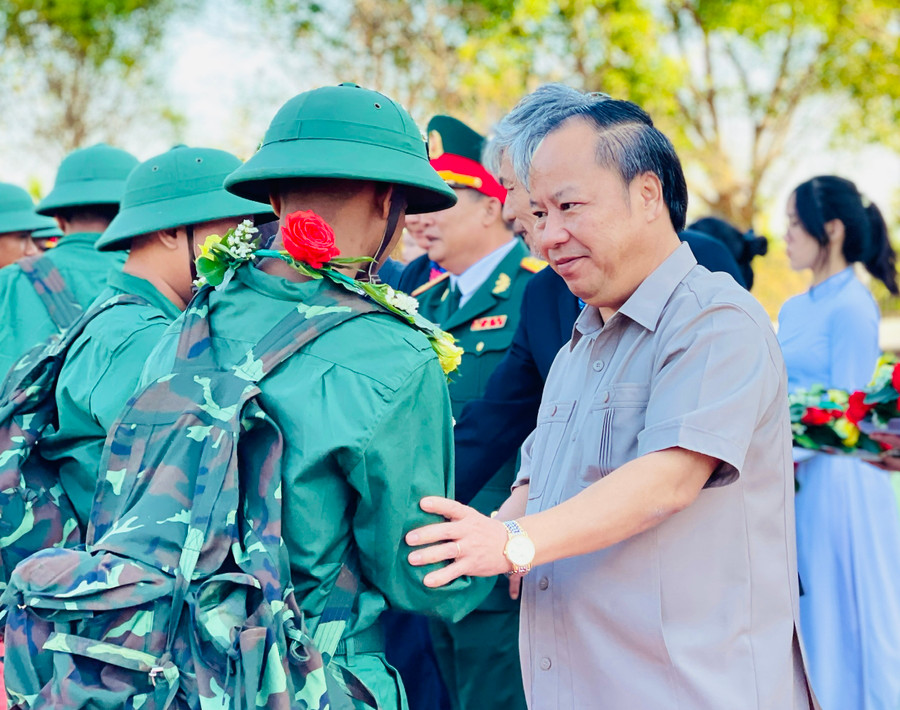 Phó Bí thư Thường trực Tỉnh ủy, Trưởng Đoàn đại biểu Quốc hội tỉnh Châu Ngọc Tuấn động viên các tân binh lên đường thực hiện nghĩa vụ thiêng liêng với Tổ quốc. Ảnh: Trần Dung Phó Bí thư Thường trực Tỉnh ủy, Trưởng Đoàn đại biểu Quốc hội tỉnh Châu Ngọc Tuấn động viên các tân binh lên đường thực hiện nghĩa vụ thiêng liêng với Tổ quốc. Ảnh: Trần Dung