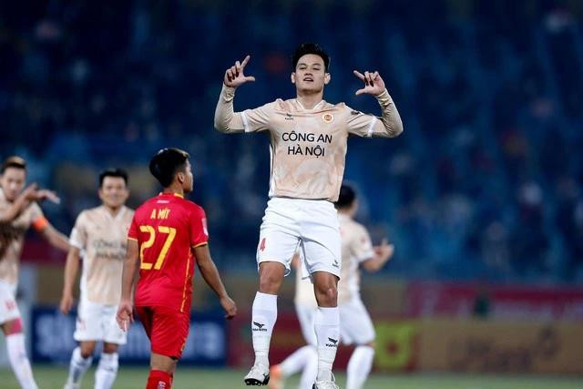 Hồ Tấn Tài ăn mừng bàn thắng Hồ Tấn Tài ăn mừng bàn thắng