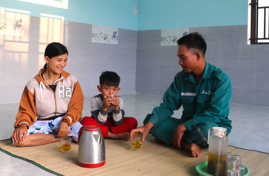 Gia đình anh Đinh Hùng (làng Hven, thị trấn Đak Pơ) được hỗ trợ 40 triệu đồng từ Chương trình MTQG phát triển kinh tế-xã hội vùng đồng bào DTTS và miền núi để sớm ổn định chỗ ở. Ảnh: Ngọc Minh Gia đình anh Đinh Hùng (làng Hven, thị trấn Đak Pơ) được hỗ trợ 40 triệu đồng từ Chương trình MTQG phát triển kinh tế-xã hội vùng đồng bào DTTS và miền núi để sớm ổn định chỗ ở. Ảnh: Ngọc Minh