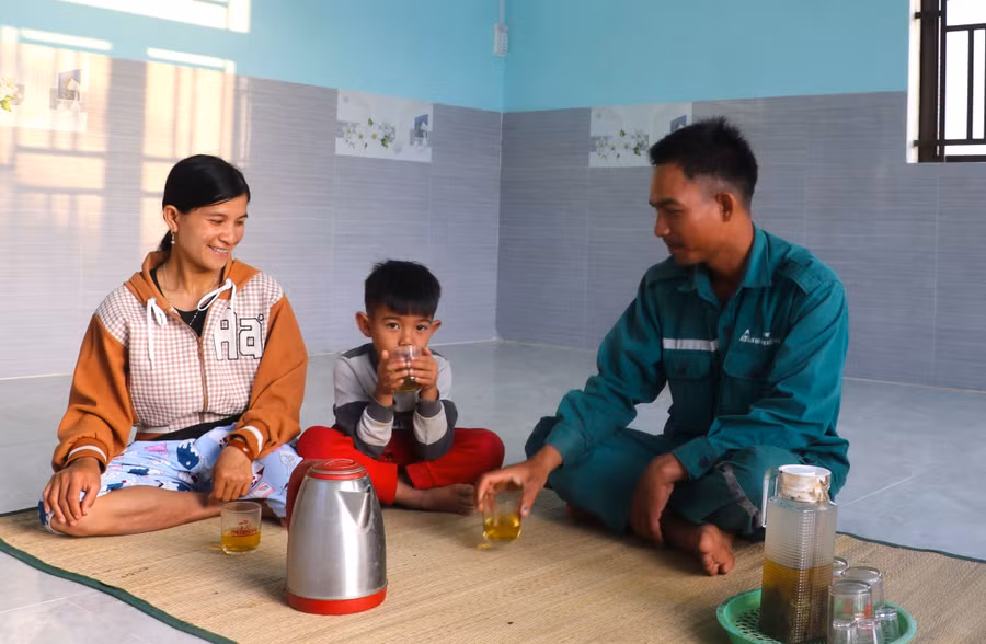 Gia đình anh Đinh Hùng (làng Hven, thị trấn Đak Pơ) được hỗ trợ 40 triệu đồng từ Chương trình MTQG phát triển kinh tế-xã hội vùng đồng bào DTTS và miền núi để sớm ổn định chỗ ở. Ảnh: Ngọc Minh