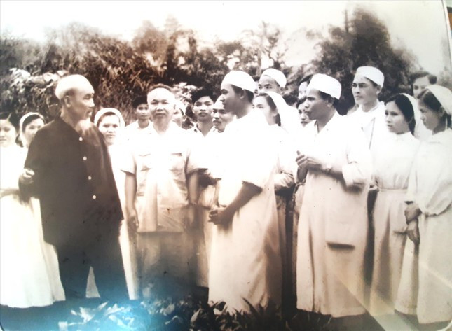 Chủ tịch Hồ Chí Minh và Bộ trưởng Y tế Phạm Ngọc Thạch thăm Bệnh xá Vân Đình ngày 20/4/1963. Trong ảnh Bí thư Chi đoàn Bệnh xá Nguyễn Hữu Kim đang hứa với Bác Chủ tịch Hồ Chí Minh và Bộ trưởng Y tế Phạm Ngọc Thạch thăm Bệnh xá Vân Đình ngày 20/4/1963. Trong ảnh Bí thư Chi đoàn Bệnh xá Nguyễn Hữu Kim đang hứa với Bác