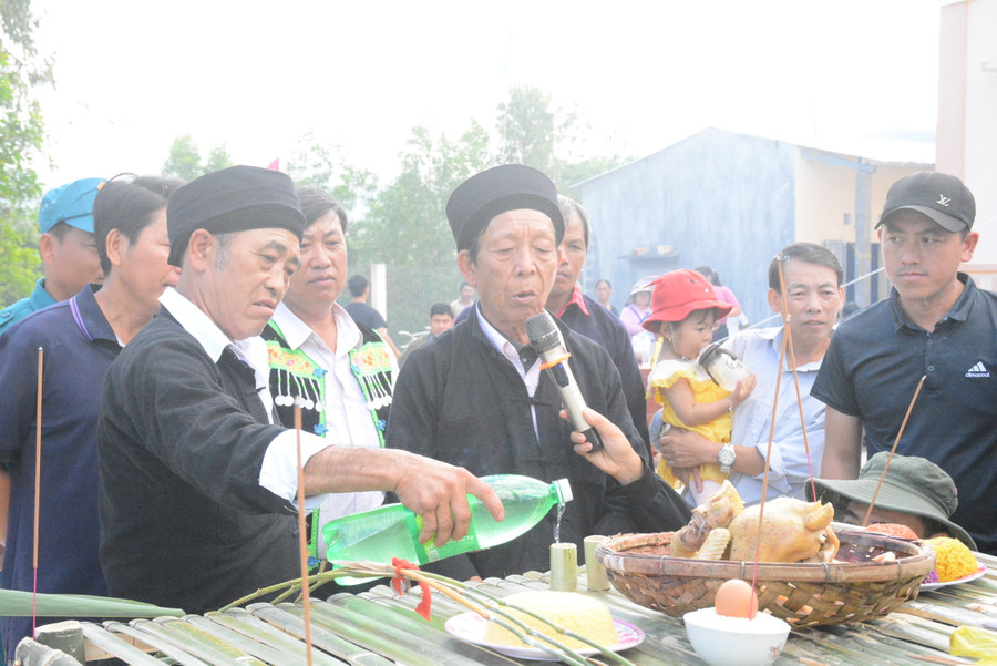 Thầy cúng Lý Văn Tính thực hiện nghi thức cúng làng. Ảnh: P.D