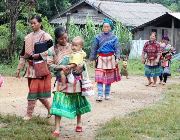 Chị Vế, bà Mừ cùng bà con người Mông ở thôn 7, xã Cư Króa đi dự lễ hội ngày xuân. Chị Vế, bà Mừ cùng bà con người Mông ở thôn 7, xã Cư Króa đi dự lễ hội ngày xuân.