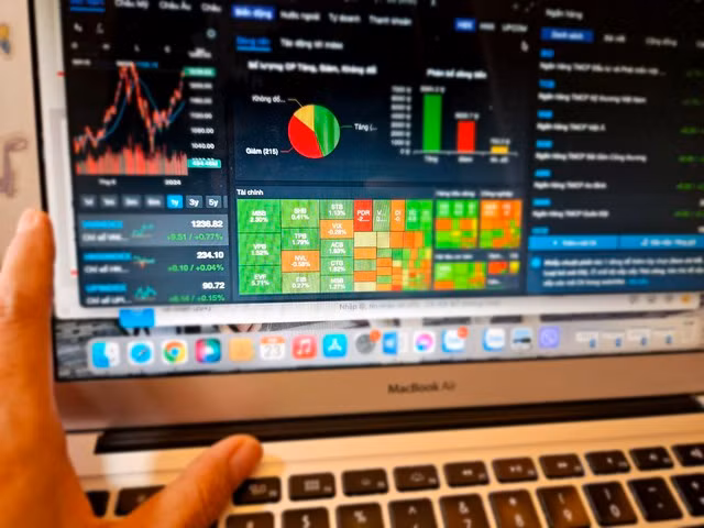 Thị trường chứng khoán tăng mạnh vào sáng nay với sức hút dòng tiền đến từ nhóm cổ phiếu ngân hàng