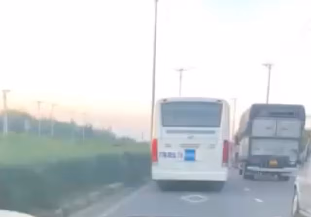 Xe tập lái có dấu hiệu vi phạm khi đang lưu thông trên đường trục Khu kinh tế Nhơn Hội